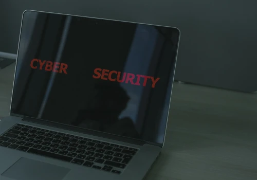 Cyberprzestępcy z AI atakują łańcuchy dostaw w transporcie i logistyce