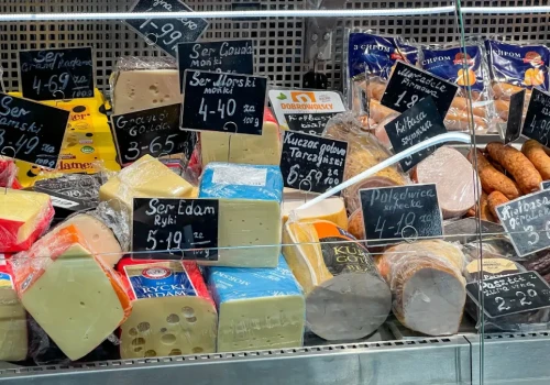 Auchan najtańszy w Polsce. Biedronka też jest liderem – jej klienci załamują ręce