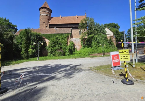 Miasto „porządkuje” okolice zamku. Parking przy ul. Okopowej został zamknięty