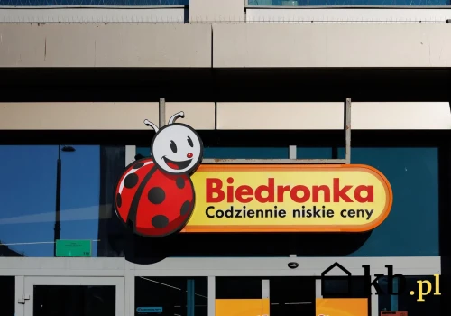 Biedronka mocno obniżyła cenę kultowej kawy większości Polaków. Jest jednak jeden warunek