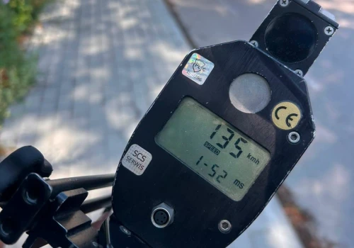 135 km/h w obszarze zabudowanym. Kierowca BMW stracił prawo jazdy