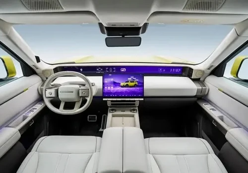 Nowy Freelander odsłonił wnętrze. Usiądziesz na tronie przed telewizorem