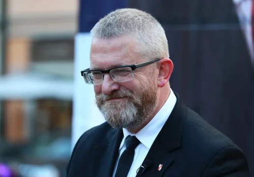 Burza wokół książki z przedmową Brauna. Część serwisów wycofała ją ze sprzedaży