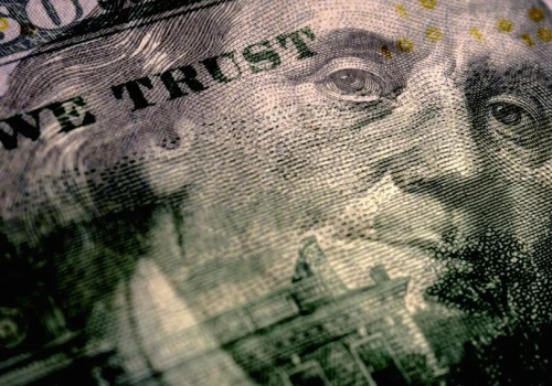 Trump eskaluje, a złoty już nie słabnie. Kurs euro zawieszony ponad 4,32 zł