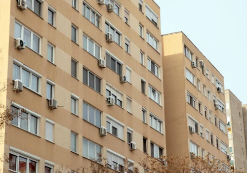 Klimatyzacja w bloku wymaga zgody na montaż. Jak zrobić to legalnie?