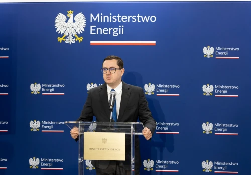 Dlaczego płacimy za paliwo więcej, niż wynikałoby to z kursu złotego