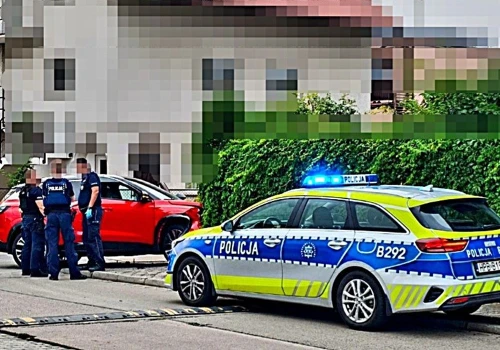 Pijany 26-latek uciekał przed policją ulicami miasta. Zakończył pościg na ogrodzeniu posesji