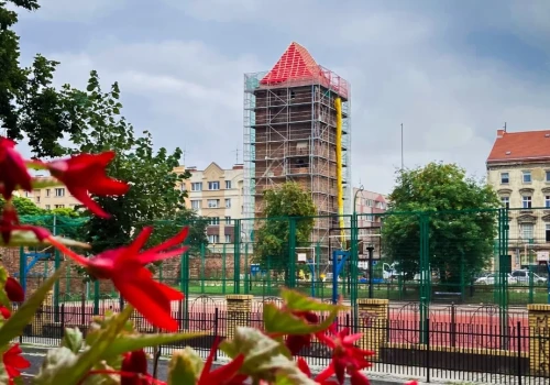 Wieża Bramy Chojnowskiej ma już nową więźbę dachową (FOTO)