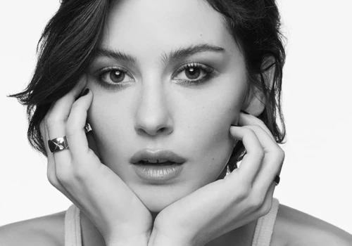 Gracie Abrams nową twarzą Coco Mademoiselle. Chanel stawia na ikonę pokolenia Z