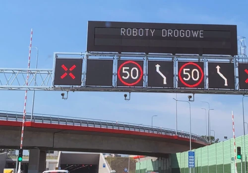 Czerwony X nad jezdnią. Jego zignorowanie to nawet 30 tys. zł kary