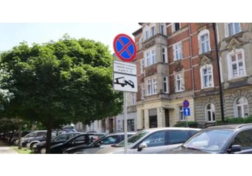 Nietypowe tabliczki na parkingach w Legnicy. W wybrane dni nie będzie można tu parkować. Kierowcy są zaskoczeni, o co chodzi?