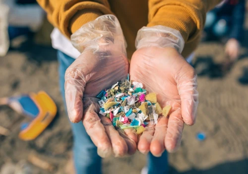 Mikroplastik przenika nawet 2 km pod powierzchnię oceanu