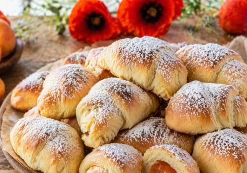 Lepsze od drożdżówek z piekarni. Morelowe rogaliki znikają jeszcze ciepłe