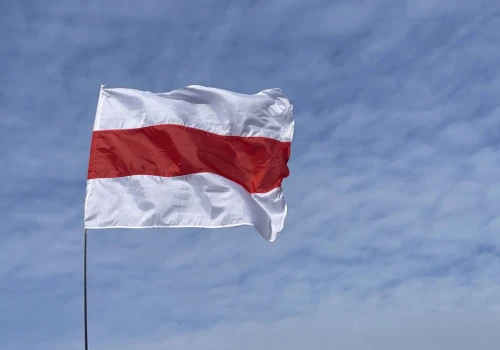 Biało-czerwono-biała flaga na Polach Grunwaldu – dyrekcja muzeum odpowiada białoruskim liderom