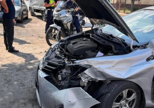 Zderzenie osobówki z motocyklem. Ranny kierowca jednośladu
