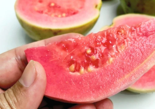 Smakuje jak truskawka z arbuzem. To idealny owoc na lato