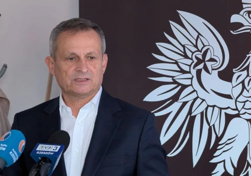 Komisja Odpowiedzialności Konstytucyjnej obradowała za zamkniętymi drzwiami. W centrum sprawy Glapińskiego i Ziobry