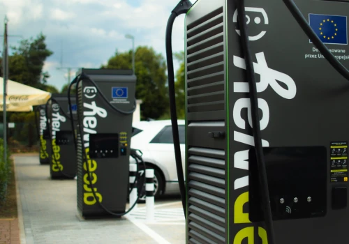Duży wzrost sieci ładowarek pojazdów elektrycznych w Polsce