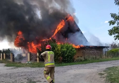 Pożar domu jednorodzinnego w Koninie. Ogień objął cały budynek na Międzylesiu