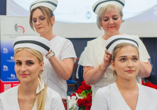 Wzruszająca uroczystość na Uniwersytecie Radomskim. Absolwenci pielęgniarstwa wkraczają na nową drogę
