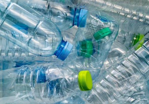 Plastikowa butelka zyskuje drugie życie w kuchni. Oto trzy proste sposoby na praktyczne gadżety DIY