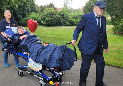 Poruszające sceny na pogrzebie w Niemczech. Zawieźli ją na noszach. 