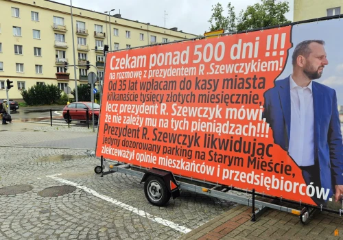 Spór o parking przy ul. Nowowiejskiego nabiera rozgłosu. Przedsiębiorca wyjechał na ulice z wymownym banerem