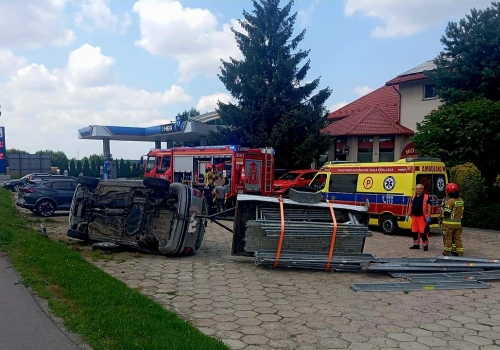 Kierowca przesadził z prędkością. Opel z przyczepką wpadł na hotelowy parking