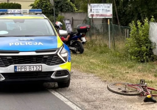 Rowerzysta wjechał w motocykl. Trafił do szpitala