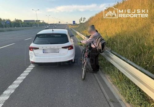 82-latek zagubił się rowerem na S7. Zareagował strażnik miejski, pomogli policjanci