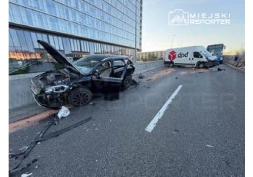 Warszawa: Poważne zderzenie pięciu pojazdów na Woli. Ruch zablokowany
