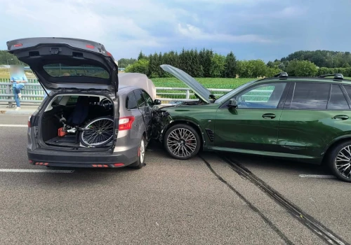 Zmieniał pas jezdni. Doprowadził do zderzenia z BMW i Fordem