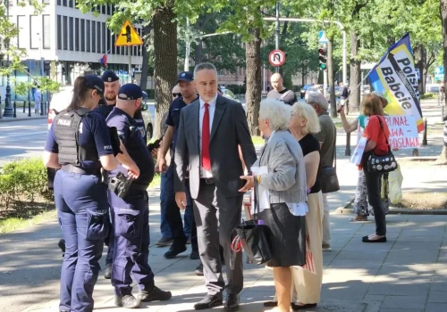 Najście siedziby TK przez policję i prokuratora. Apel do prawników: 