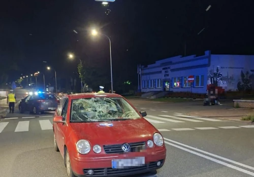 Kobieta z 2-letnim dzieckiem potrącone na przejściu. Wjechał w nich kierowca Volkswagena