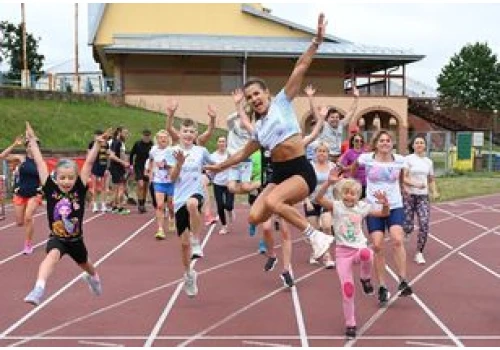 Kielce: ŻYJ ZDROWO. Znana influencerka fitness Wioleta Jończyk zaprasza na wspólny trening. Solidna rozgrzewka przed bieganiem