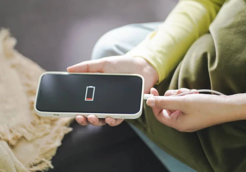 Czy korzystanie z telefonu podczas ładowania mu szkodzi? Eksperci rozwiewają wątpliwości