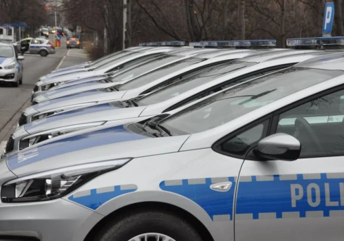 Nowe radiowozy miesiącami stały na parkingach. Gen. Kochańczyk wyjaśnia, dlaczego