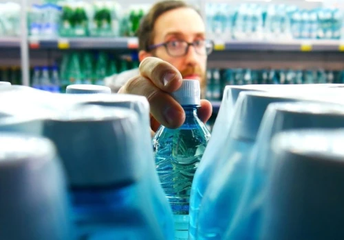 Producent Cisowianki pozywa Skarb Państwa, Orlen reaguje. Woda za litr cenna jak paliwo