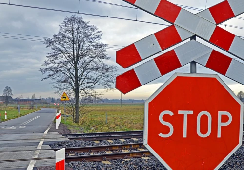 Na przejazdach kolejowych w całej Polsce pojawią się kolejarze. Mają ważny powód