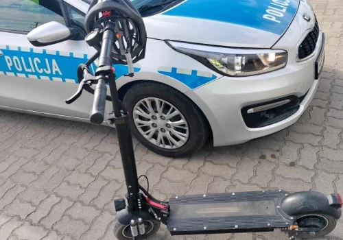 Nastolatek pędził hulajnogą ponad 60 km/h. Niebezpieczną jazdę przerwali policjanci