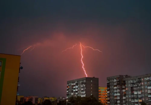 Burze i silny wiatr 17 i 18 lipca. Alert RCB ostrzega mieszkańców