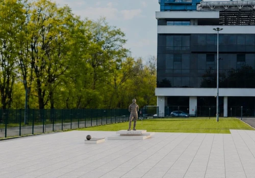 Kibice ufundują pomnik Henryka Reymana. Wybrano projekt, który stanie przed stadionem Wisły (Wizualizacje)