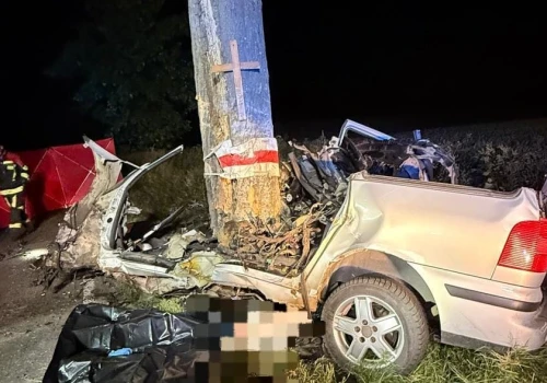 19-latek uderzył autem w drzewo. Zginął na miejscu