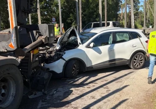 Wypadek Kłodawa: Zderzenie renault z ciężarówką MAN. Kobieta w szpitalu
