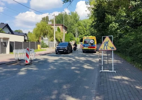 Prace na ul. Dzierżonia na Wesołej. Po chwilowych utrudnieniach droga będzie równiejsza