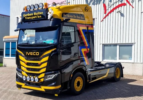 Nowe Iveco S-Way w stylu retro – kolorowe pasy niczym na dawnych „F-dwunastkach”