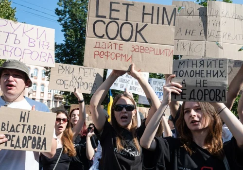 Oburzeni decyzją Zełenskiego wyszli na ulice. 