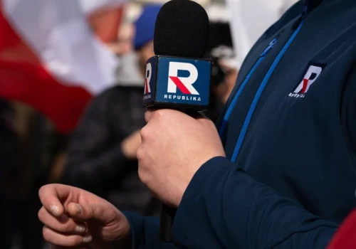 Zmiana w TV Republika. Na antenie widać aktywność polityków, której zakazało PiS