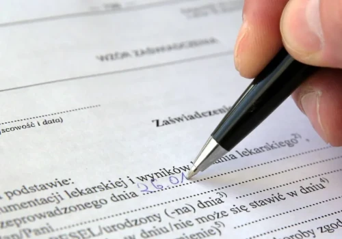 Lekarz miał wystawiać L4 nawet będąc na wakacjach. Do sądu trafiła głośna sprawa ze Szczecina