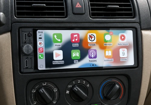 NAVITEL RD10 ożywi starsze auto. Radio 1DIN z dotykowym ekranem, CarPlay, Android Auto i pilotem